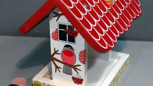 Делаем красивую кормушку для птиц «Снегири»